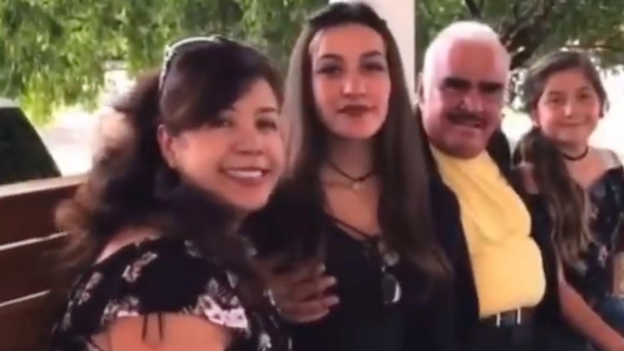 Video: Captan a Vicente Fernández tocando el seno de una joven