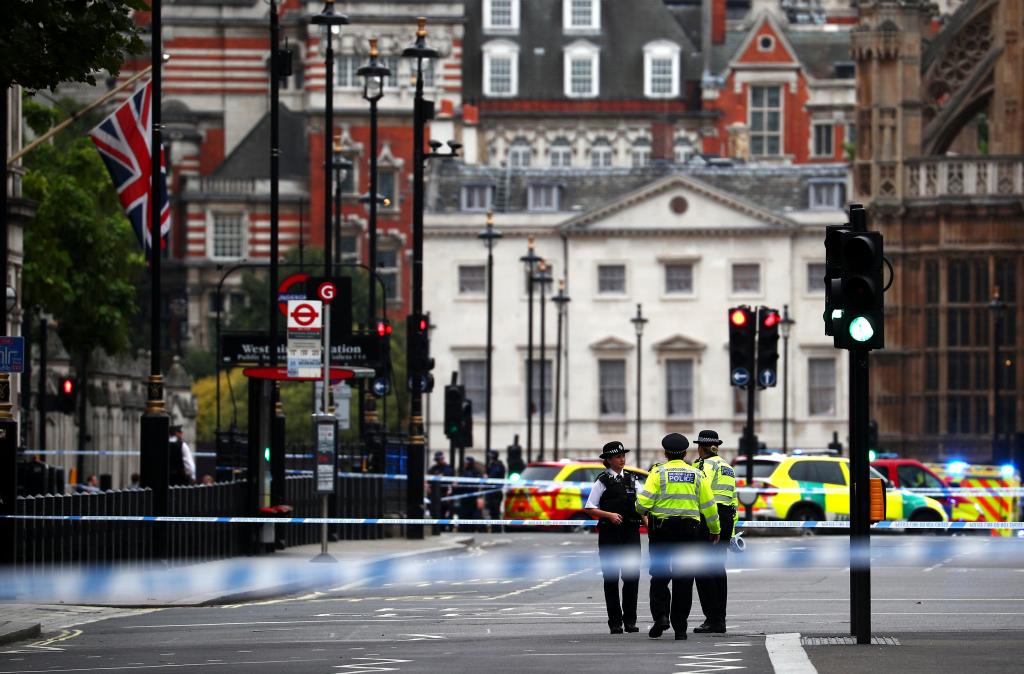 (Video) Carro choca contra barrera de seguridad del Parlamento británico y deja a varios heridos