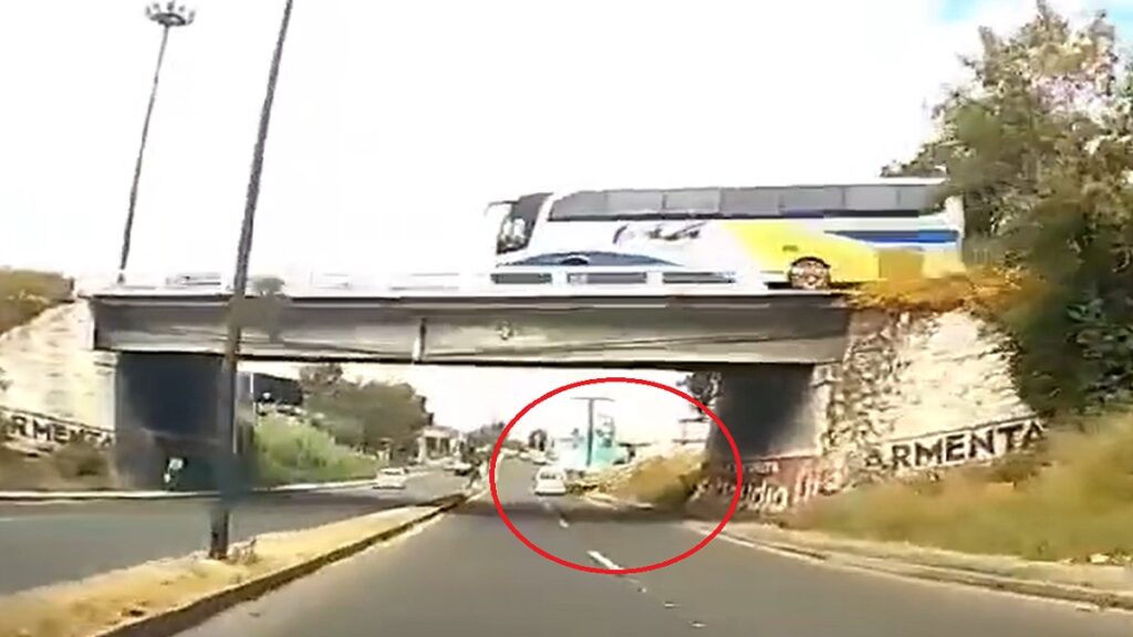 Video: Choca combi del transporte público en la México-Puebla