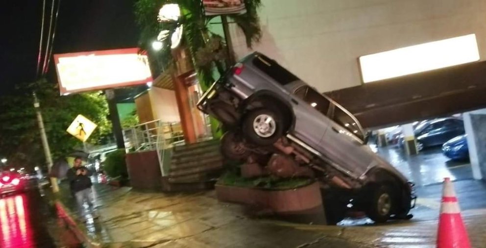 Video: Conductor pedía comida cuando fue despojado con violencia de su camioneta en Valle Dorado