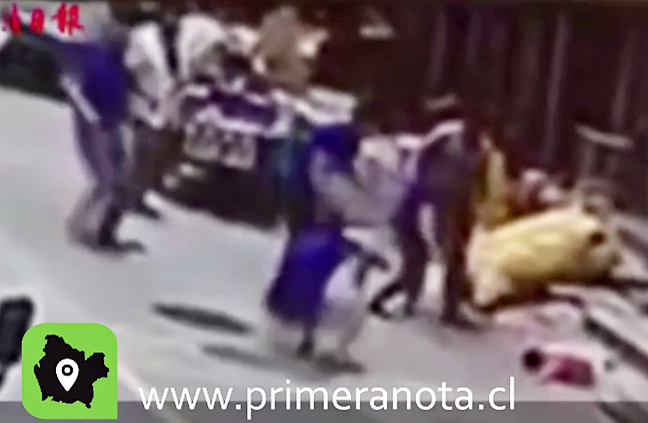 (Video) Dos obreros se rompen el brazo al evitar que una niña se estrelle contra el suelo