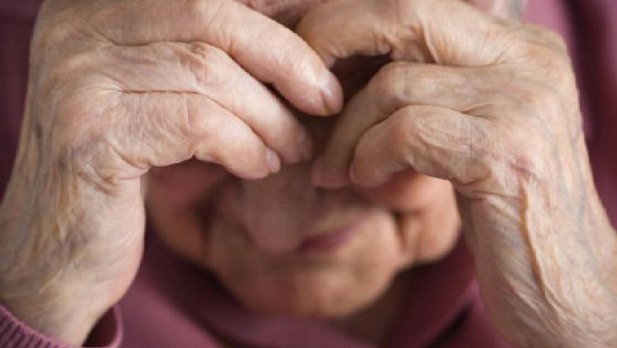 (Video) Dos super abuelas se pelean con el ladrón que las atracó