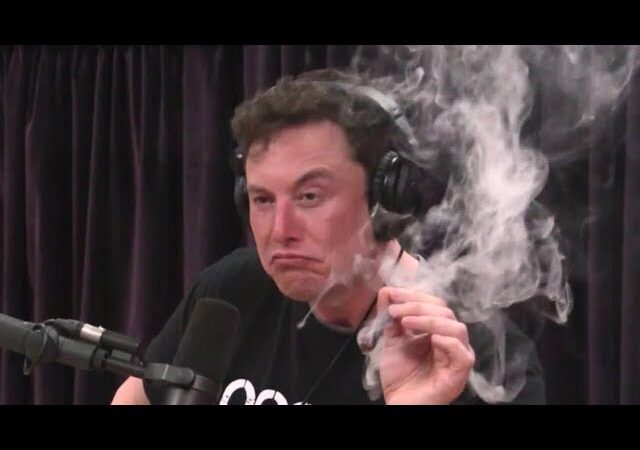 (Video) Elon Musk fuma marihuana durante entrevista transmitida por YouTube
