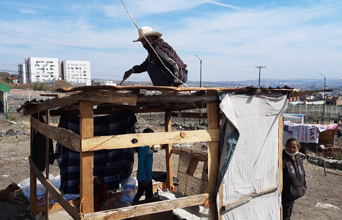 VIDEO | Entre golpes y horas de tensión, desalojan a 200 familias de las faldas del Quinceo, en Morelia