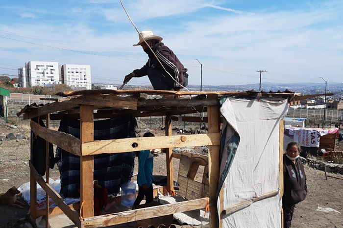 VIDEO | Entre golpes y horas de tensión, desalojan a 200 familias de las faldas del Quinceo, en Morelia