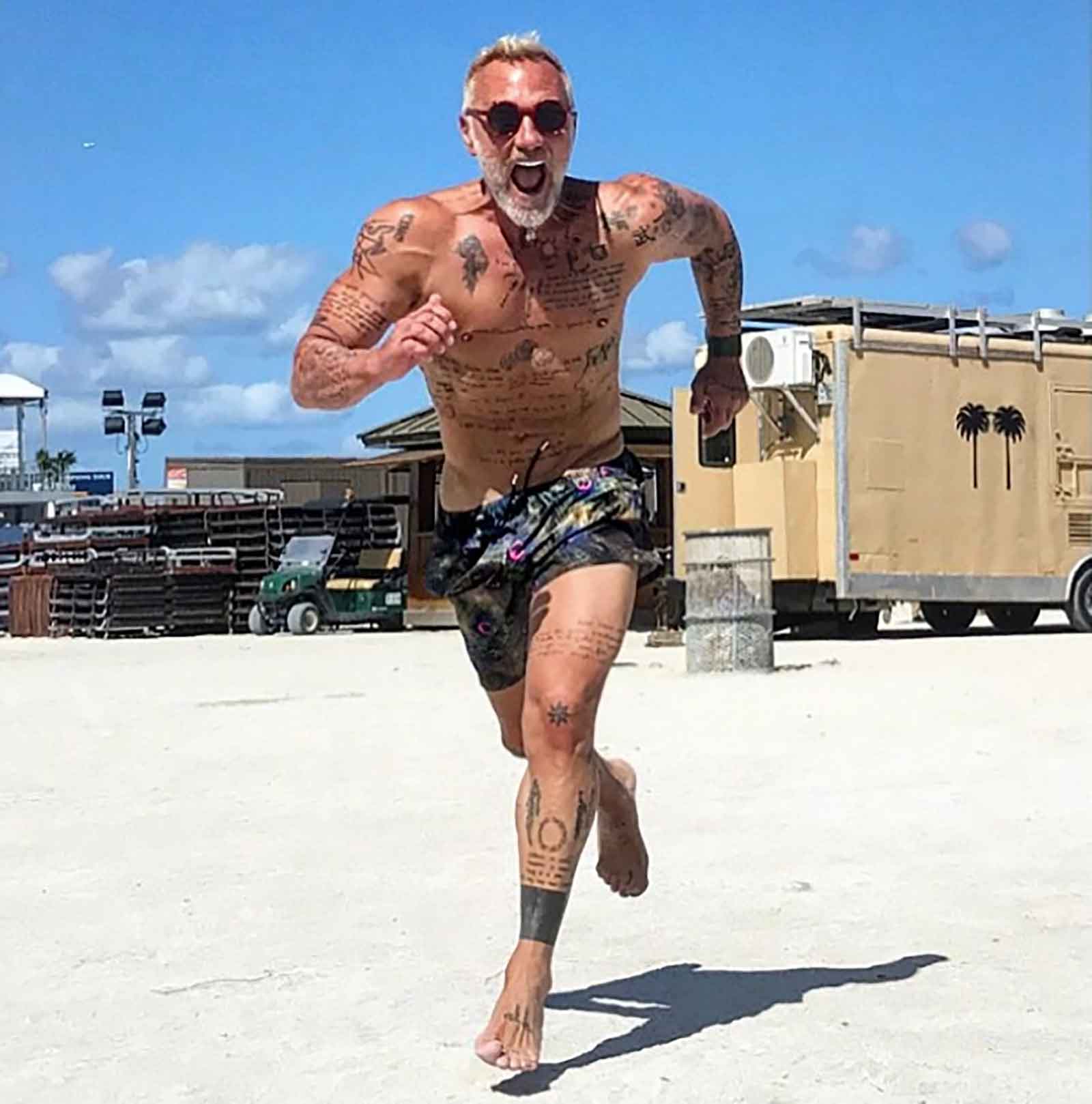 (+Video) Gianluca Vacchi crea su propio Kiki challenge y baila vestido de mujer