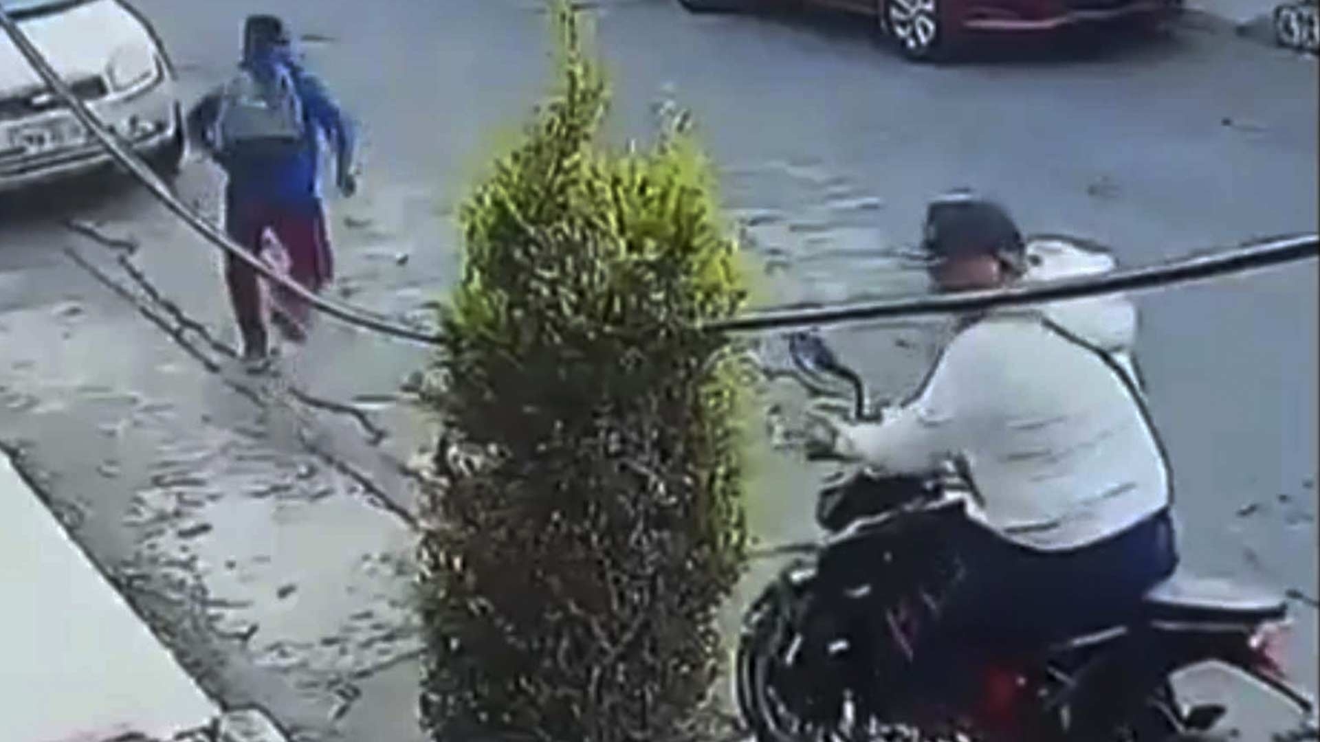 Video: Joven evita que dos sujetos lo despojen de su motocicleta en Ecatepec