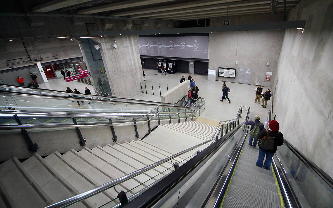 (Video) La fuerte caída de un joven que intentó evadir el pago del metro en Chile