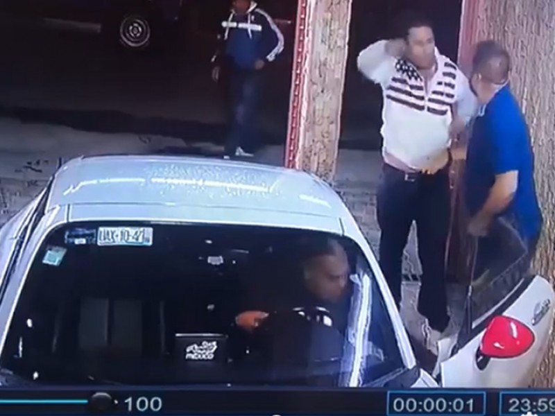 Video muestra cómo le roban el coche a un hombre en Coacalco