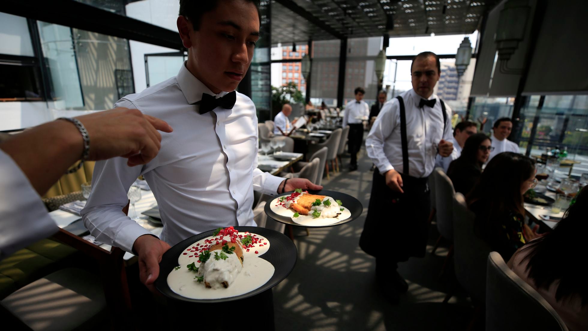 Video: ¡Ni un día más sin trabajo! exigen trabajadores de restaurantes en Toluca