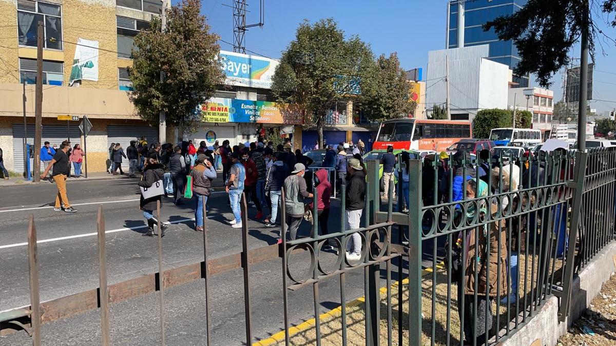 Video: Policías bloquean Tollocan; vendedores ambulantes no podrán vender en Día de Reyes