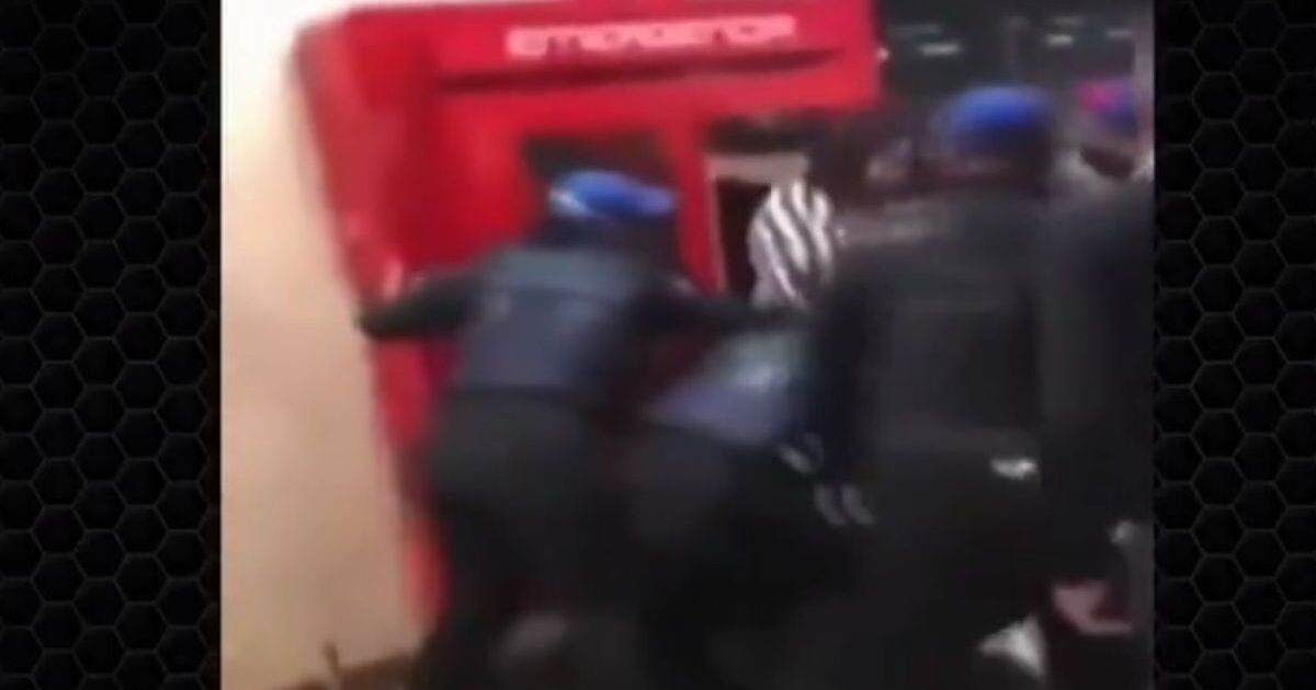 Video: Policías someten a joven que asegura ser del IMSS para no usar cubrebocas en el metro