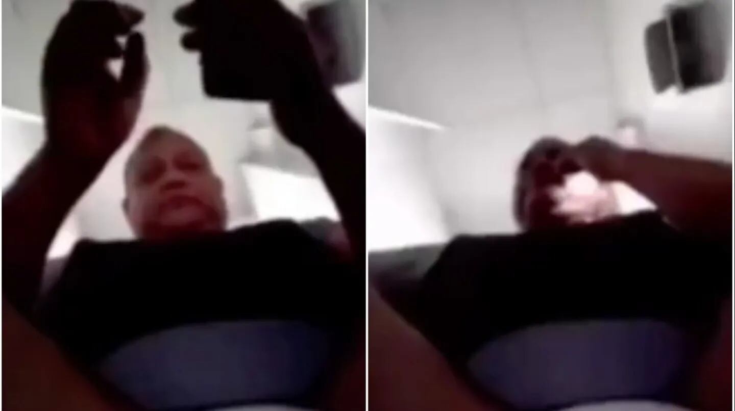 Video: Profesor obliga a estudiantes a mojarse la cara con agua del inodoro