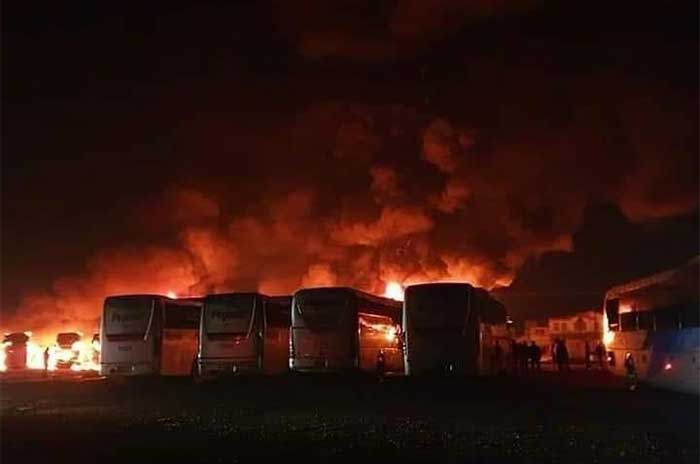 Video: Se incendian once autobuses en la terminal de San Felipe del Progreso