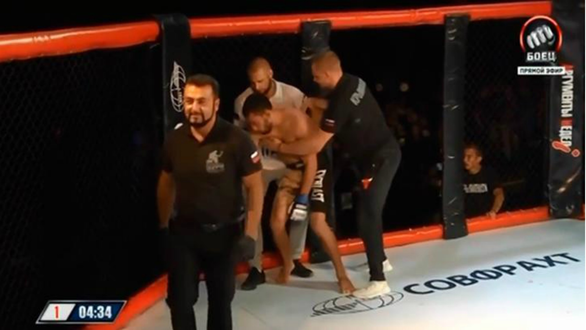 (Video) Un árbitro de MMA estrangula a un luchador que lo confunde con su rival