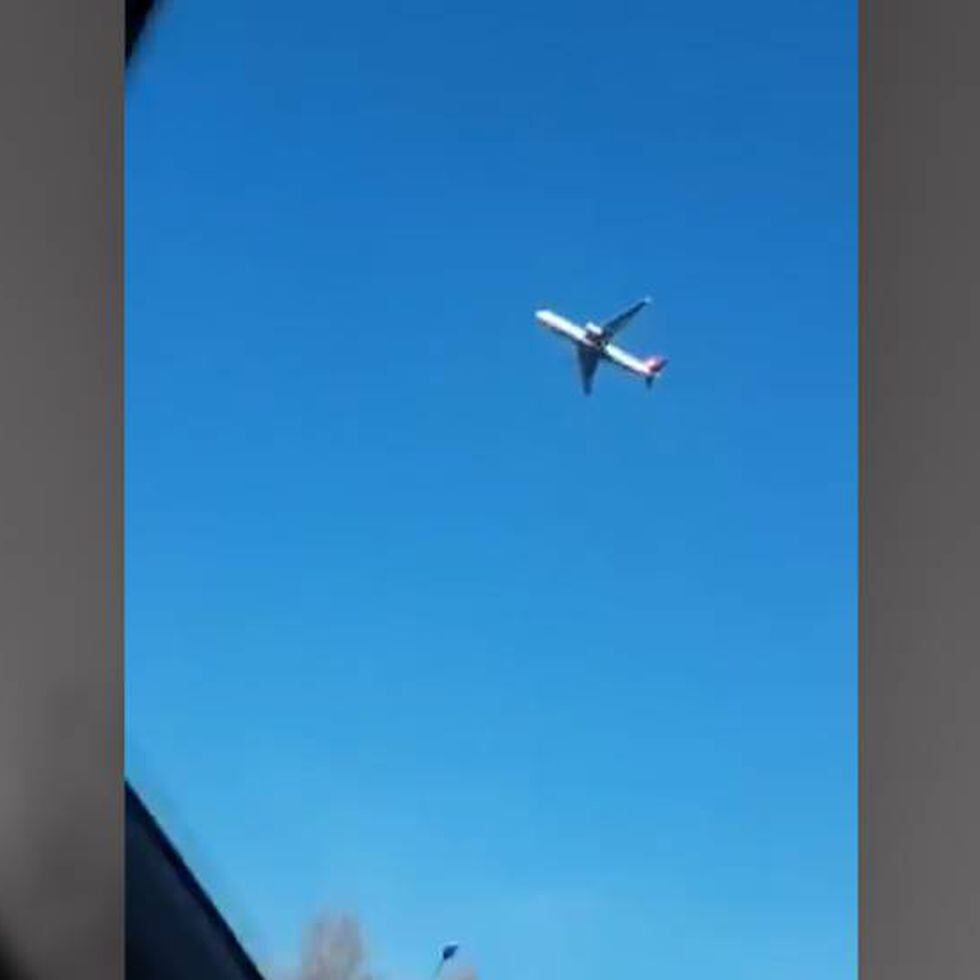 (Video) Un avión de pasajeros queda “suspendido en el aire” antes de aterrizar