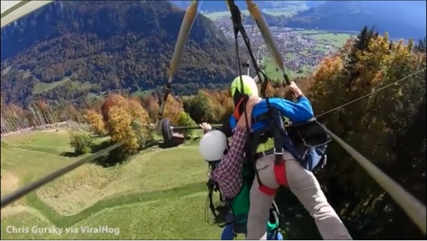 (Video) Un milagro salvó a este turista principiante de caer en su ala delta