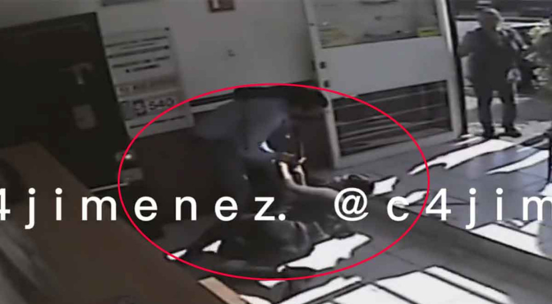 Video: Vecinos sacan de una casa a delincuente que acuchilló a mujer para golpearlo en Naucalpan