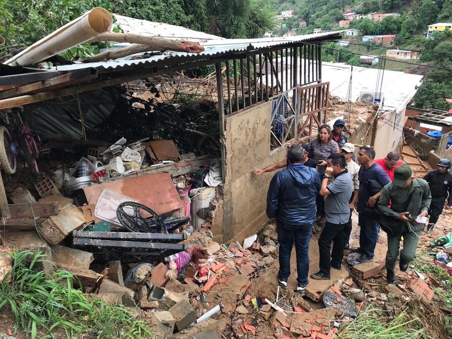 (Videos) Fuertes lluvias en Vargas provocaron un deslizamiento de tierra que mató a dos menores