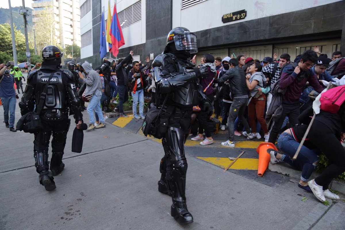 (Videos) Policía colombiana reprime vilmente las manifestaciones estudiantiles