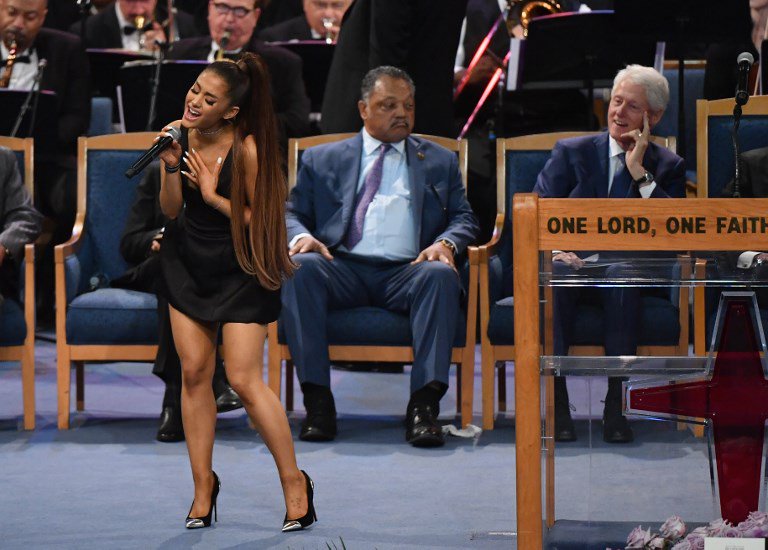 (Videos+fotos) Indignación en las redes por las “miradas” de Bill Clinton a Ariana Grande durante funeral de Aretha Franklin