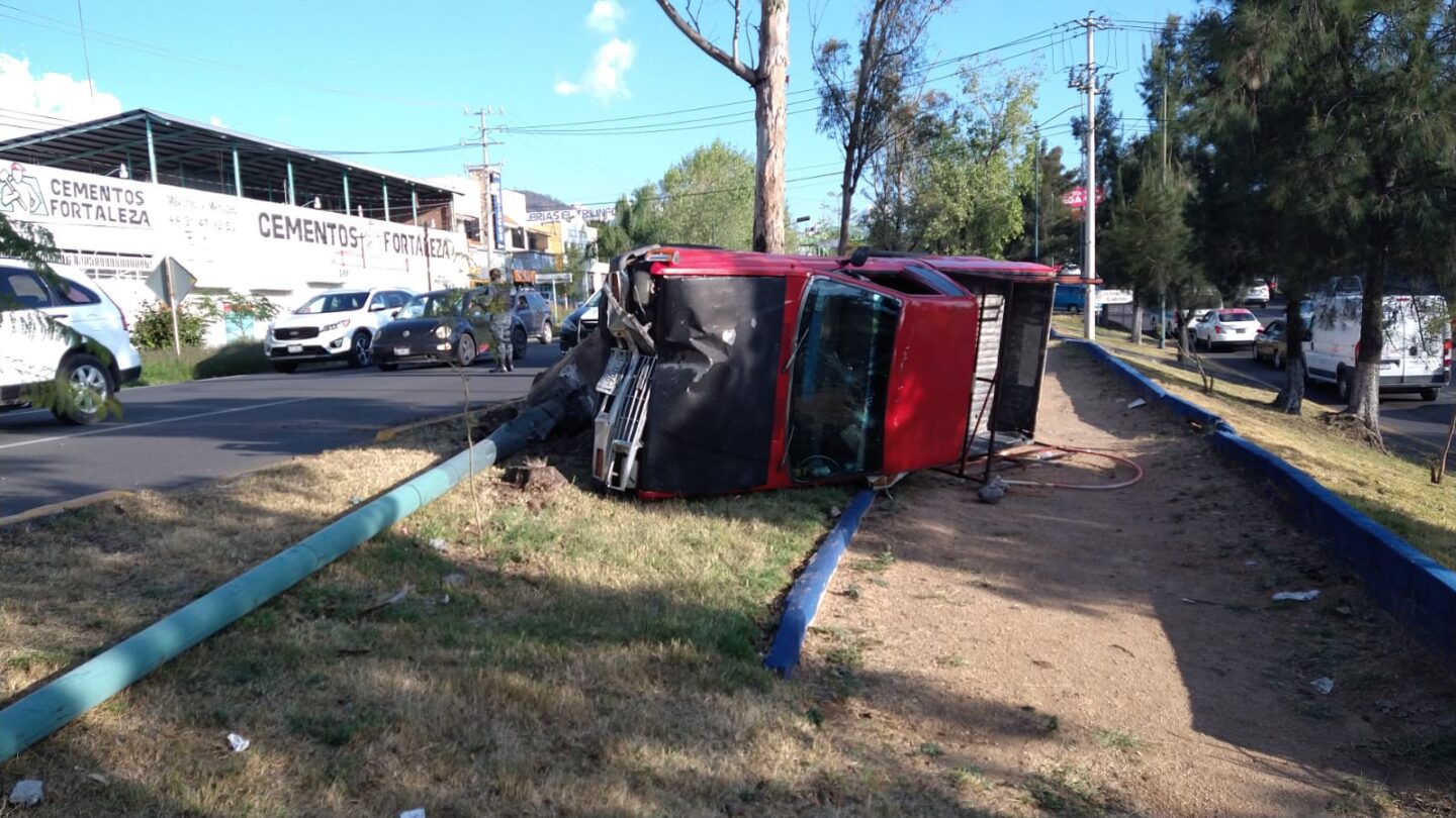 Vuelca camioneta en el periférico oriente de Morelia |