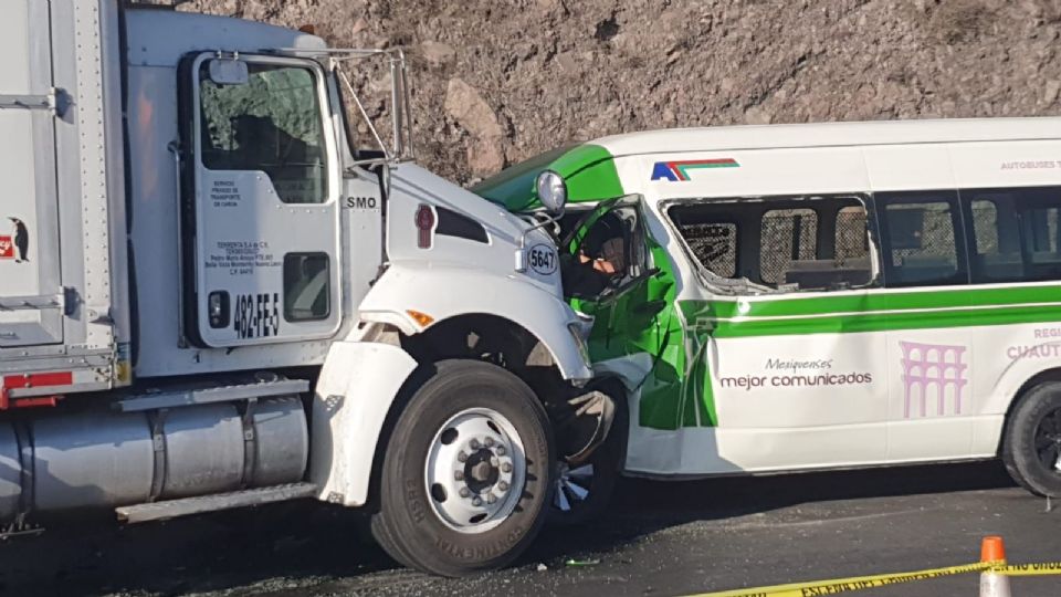 Vuelca camioneta que perdió el control y chocó con otra en la carretera Cuautitlán Izcalli-Atizapán