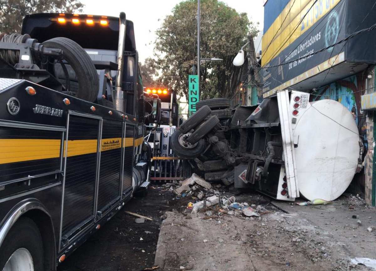 Vuelca pipa conducida a exceso de velocidad en Iztapalapa