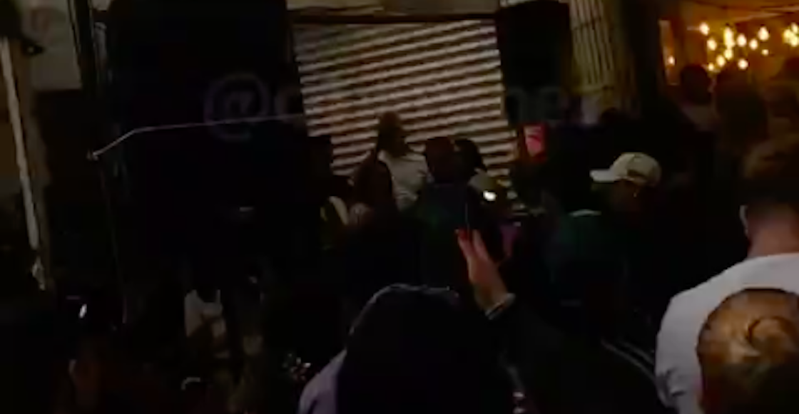 Y el semáforo rojo, cachan chelería en tepito a reventar y con música en vivo