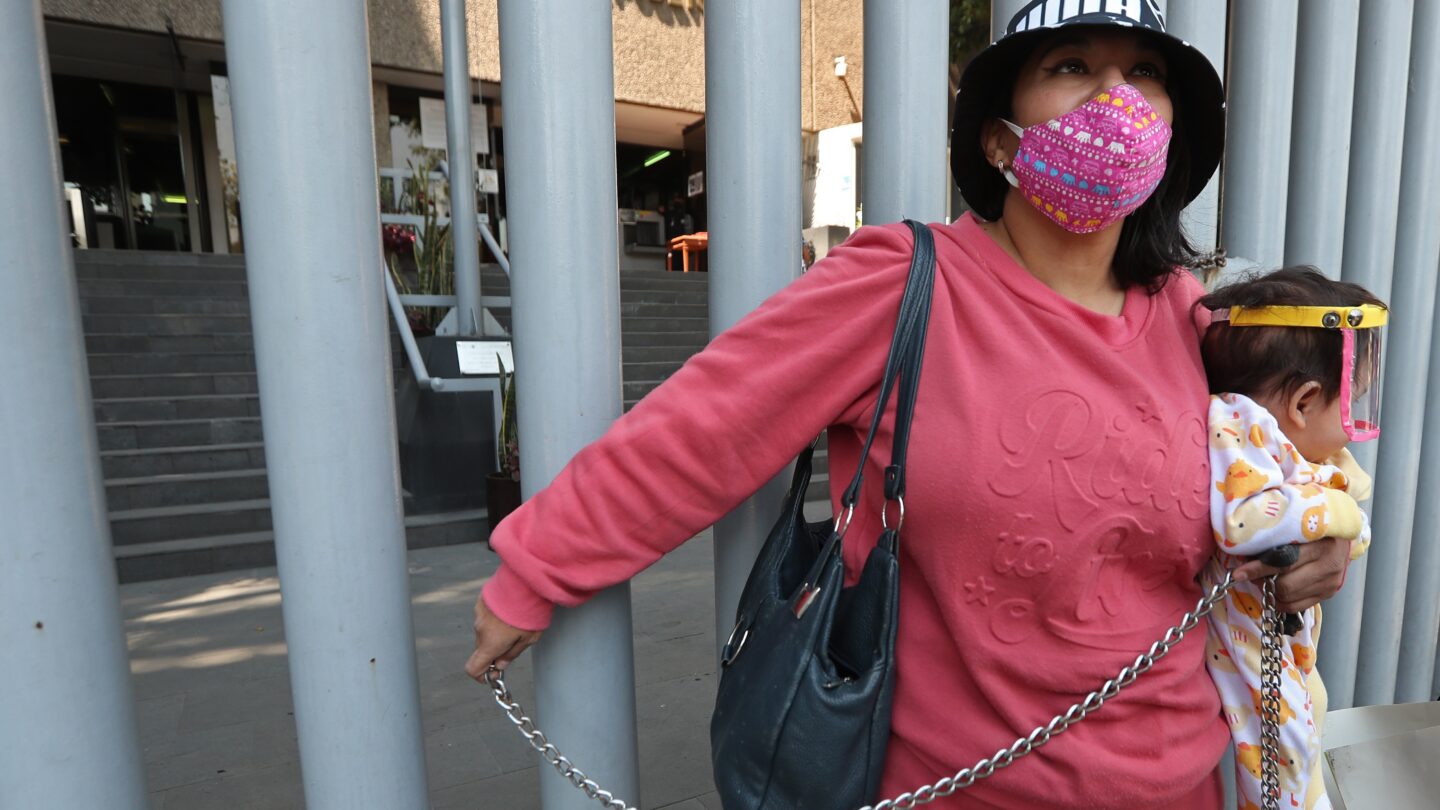 Activista se encadena para exigir justicia en casos de pedofilia en México |