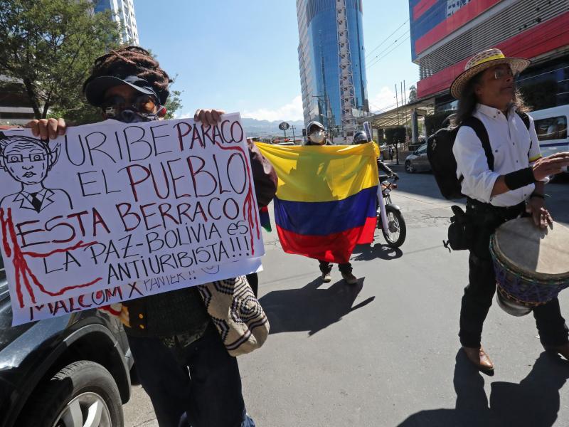 Activistas piden “que pare la masacre” ante la embajada colombiana en Bolivia