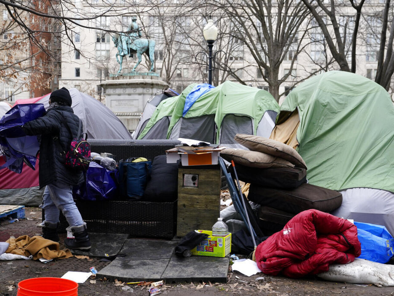 Adultos mayores salen a la calle para sobrevivir ante la crisis