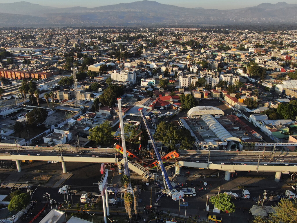 AMLO pide perdón a víctimas del colapso de la Línea Dorada