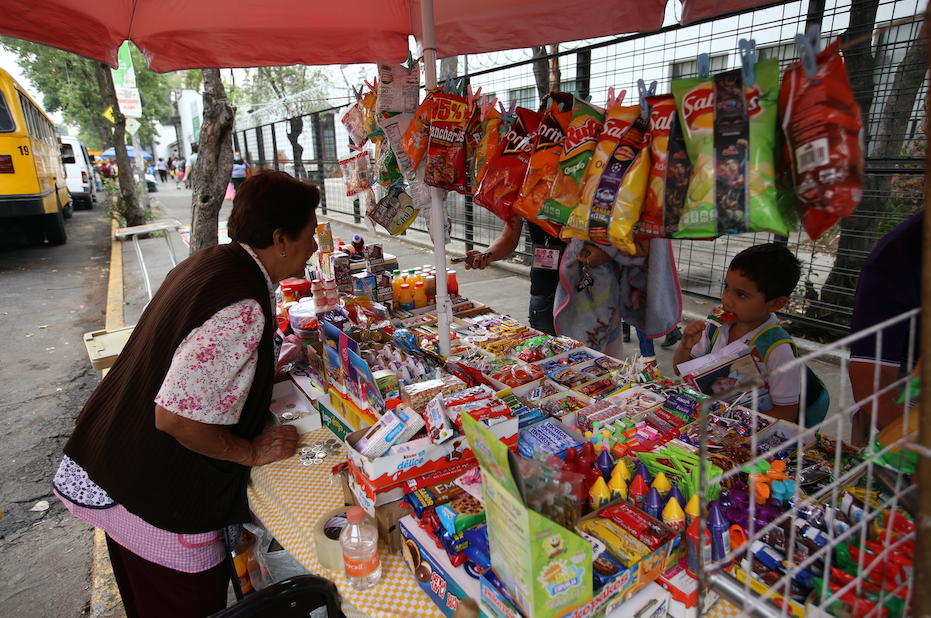 Aprueban impedir venta de alimentos chatarra cerca de escuelas