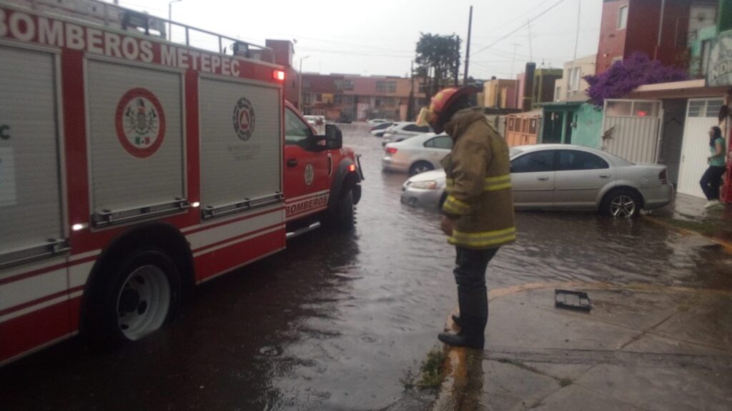 Atendieron bomberos de Metepec incidentes por intensa lluvia