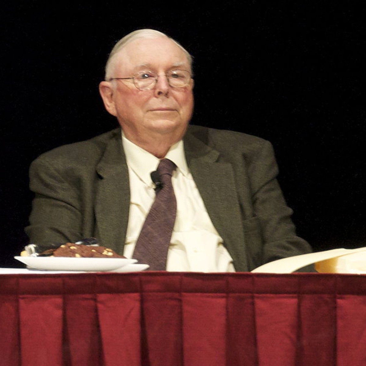 Billonario Charlie Munger, de Berkshire Hathaway: “No seguiremos a Tesla y Bitcoin”