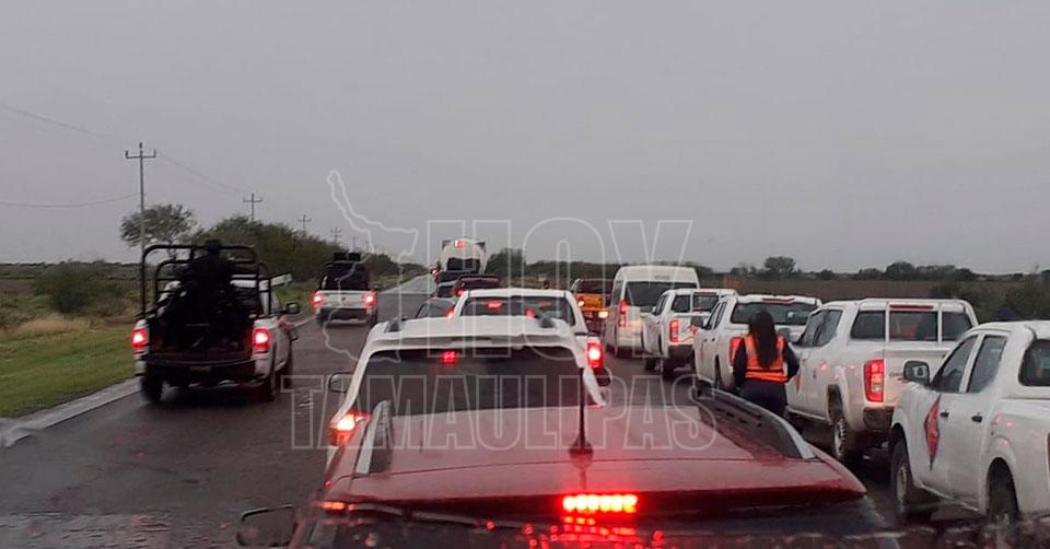 Bloqueos con vehículos pesados afectan la carretera Reynosa-San Fernando