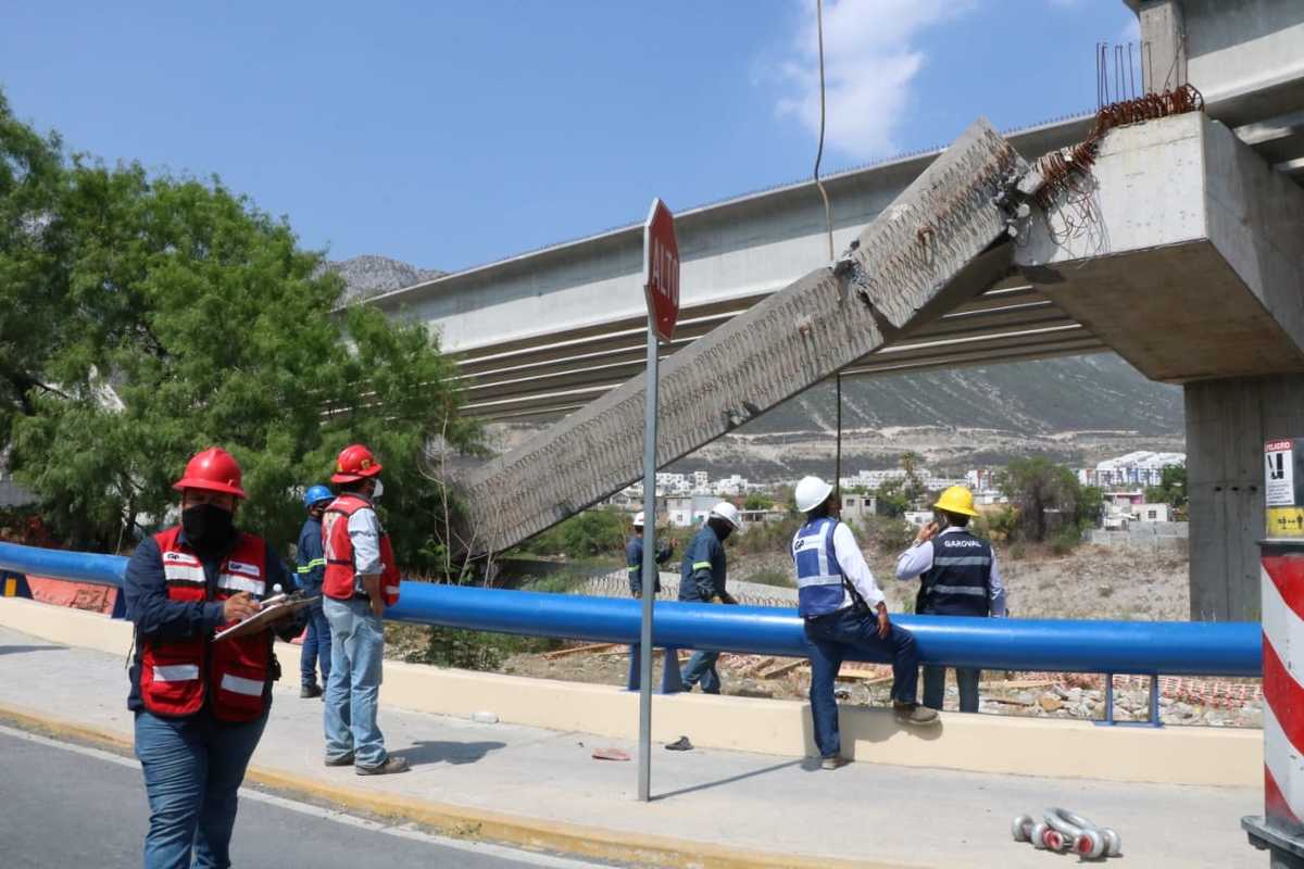 Cae viga de paso elevado sobre avenida en Nuevo León