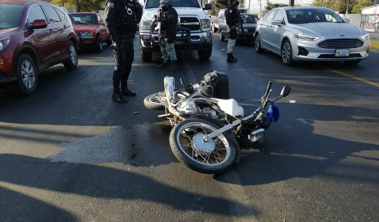 Camioneta impacta a motociclista en San Juan del Río