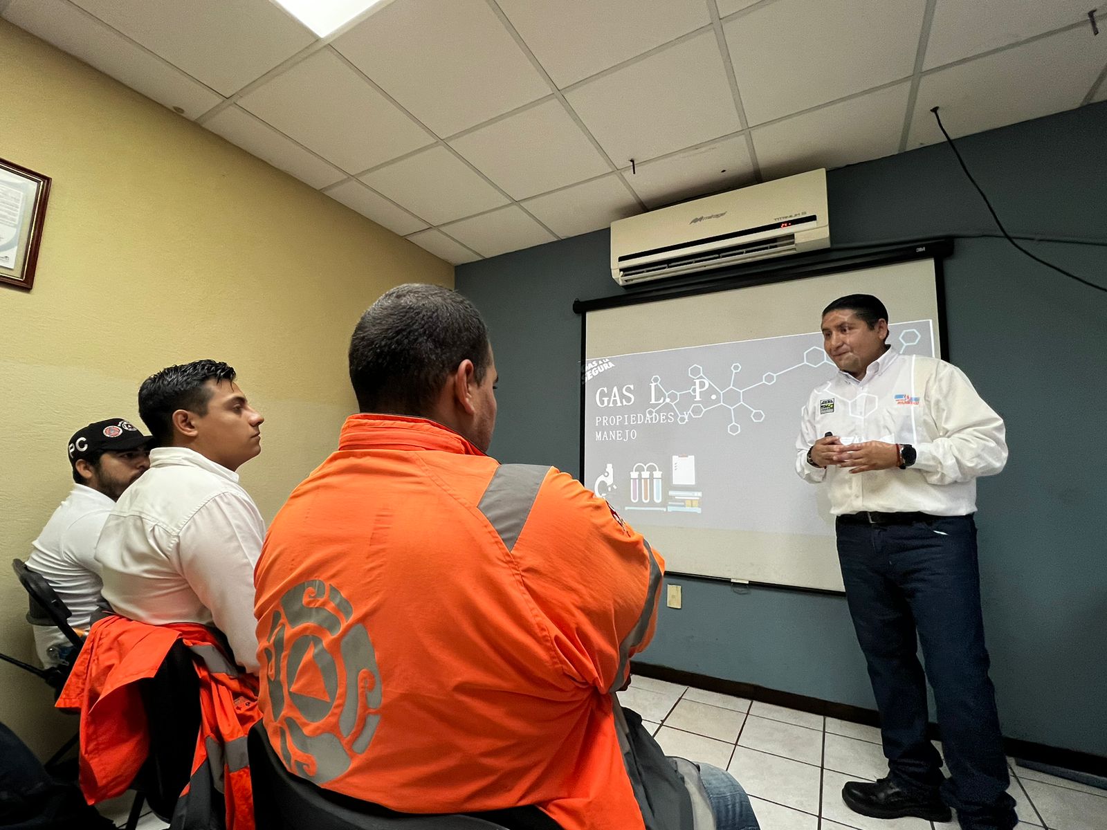 Capacitan a elementos de Protección Civil y Bomberos