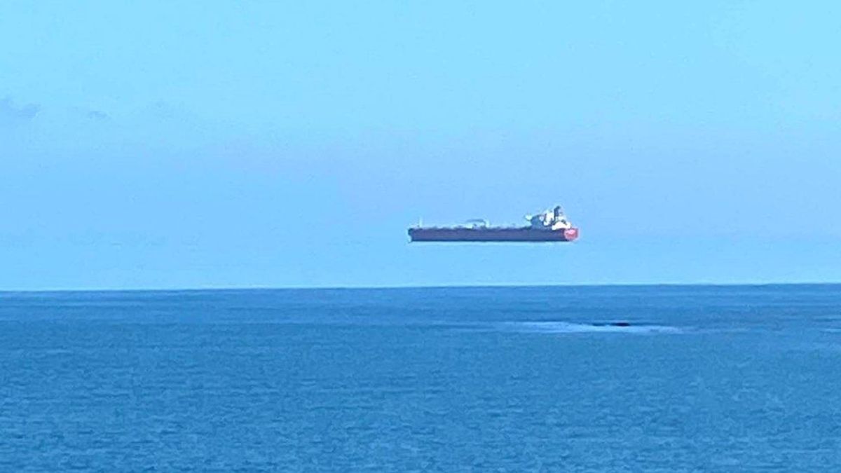 Captan un “barco flotante” en la costa Cornualles