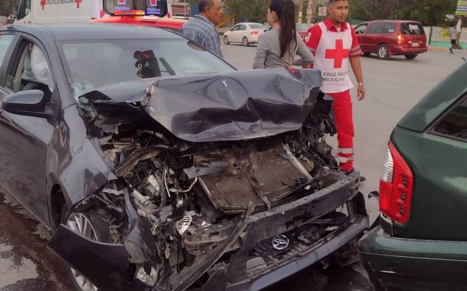 Choque deja dos lesionados y daños materiales