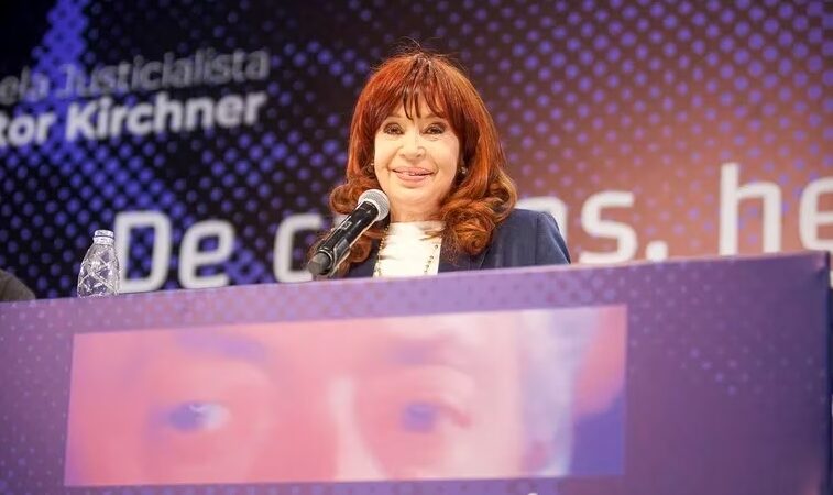 Cristina Fernández reaparece: defensa de Massa, críticas a oposición y FMI, y omisión del silencio judicial