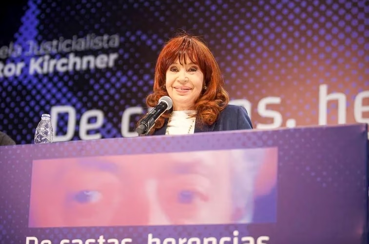 cristina-fernandez-reaparece-defensa-de-massa-criticas-a-oposicion-y-fmi-y-omision-del-silencio-judicial