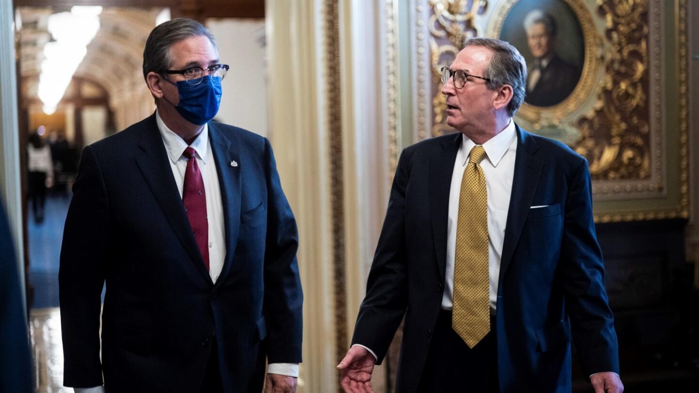 Defensa de Trump redibuja asalto al Capitolio con relato manipulado de hechos |