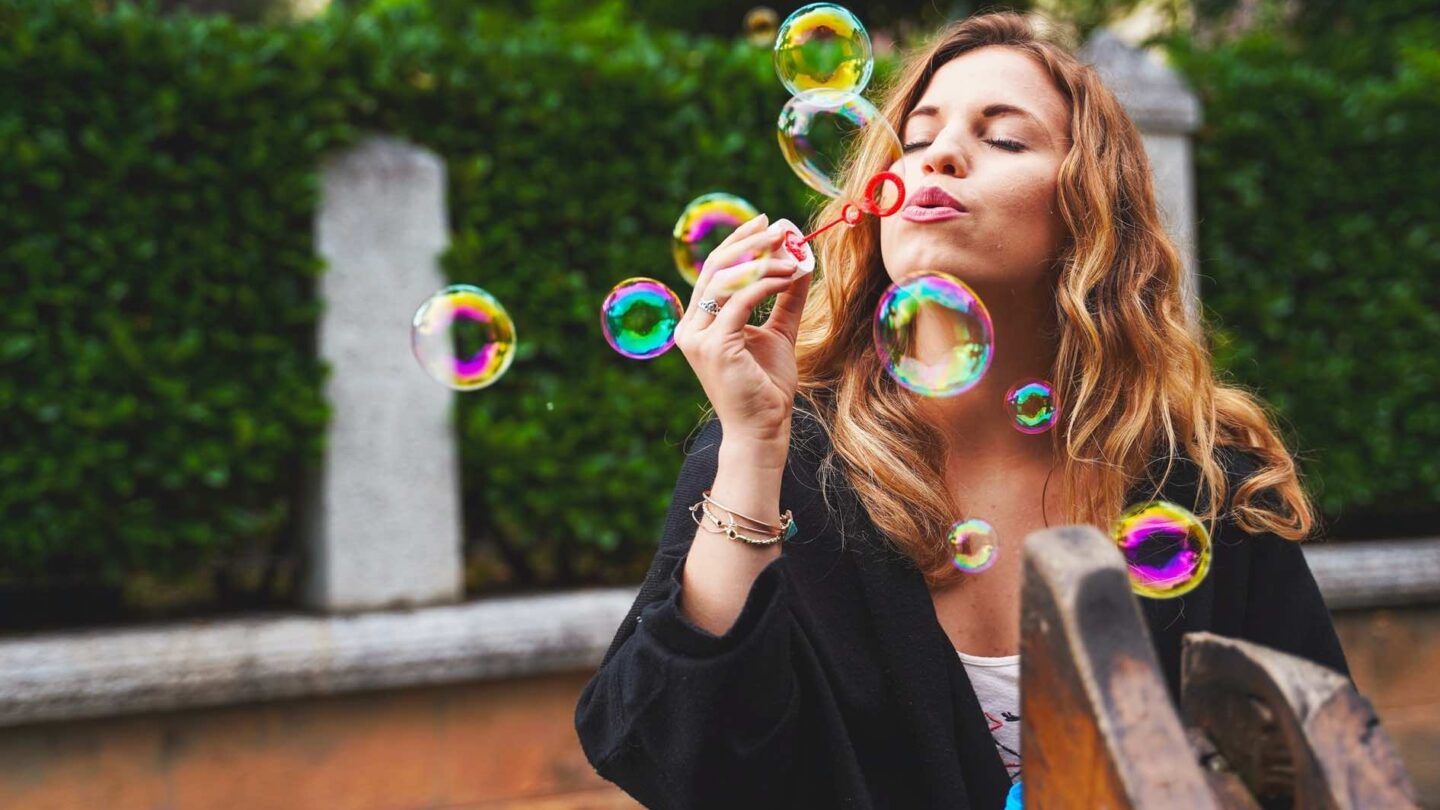 Dogecoin es una manía y una burbuja dice la CSO de CoinShares Meltem Demirors y Jim Cramer añade que es un deporte |