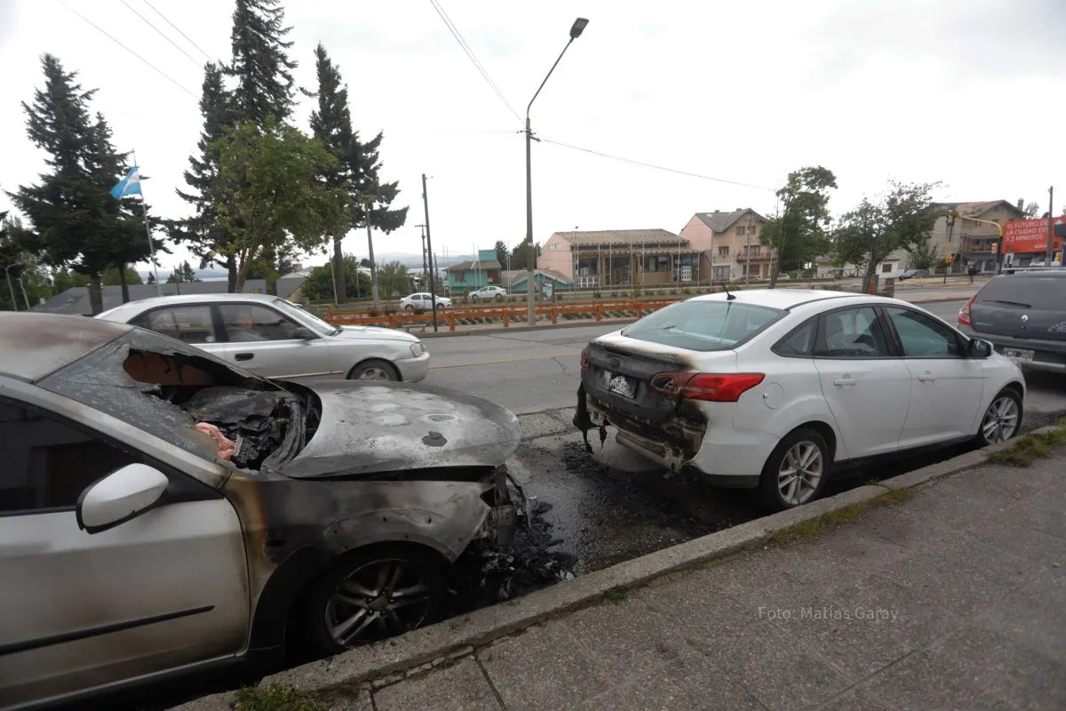 dos-autos-se-incendian-en-fresnillo-uno-resulta-en-perdida-total-y-el-otro-amenaza-con-extenderse-a-otros-vehiculos-y-domicilios