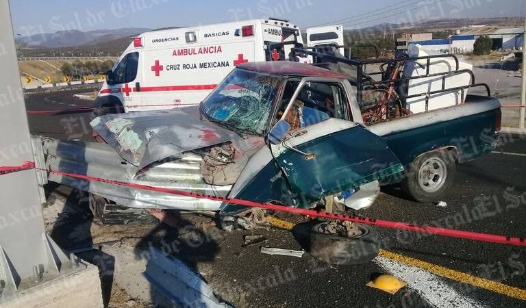 Ebrio se incrusta en barra metálica