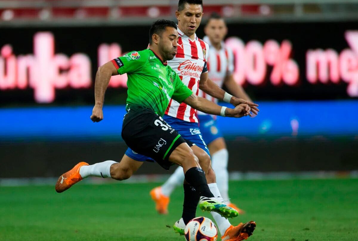 El campeón olímpico Marco Fabián levanta la mano para sacrificarse |