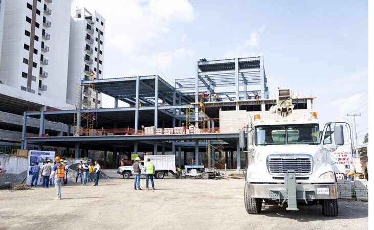 El Gobernador Mauricio Kuri supervisa el progreso del nuevo albergue para los usuarios del Hospital del Niño y la Mujer